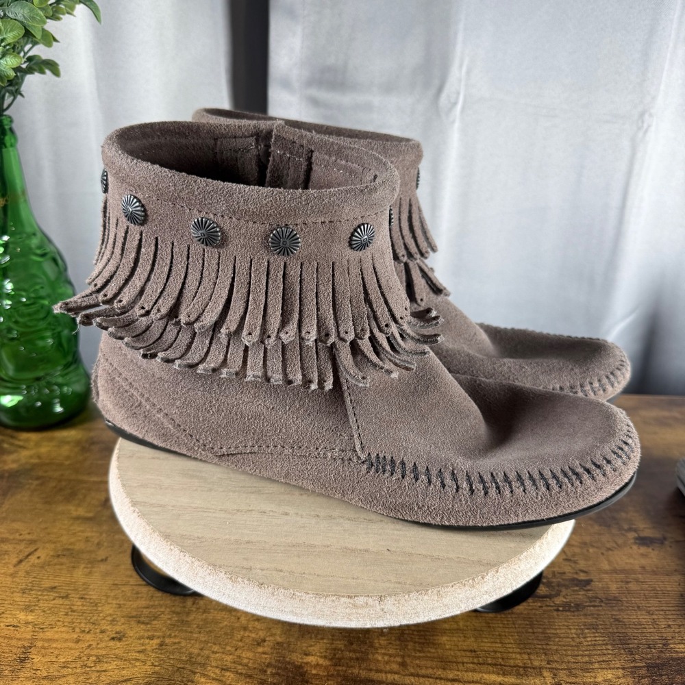 Minnetonka Double Fringe Concho Boot 9.5 Taupe Suede Boho Moccasin Ankle